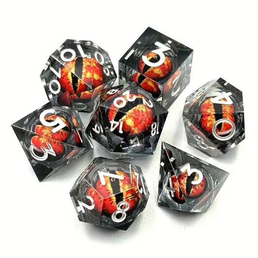 Set complet de 7 dés polyédriques pour JDR. Les dés sont transparents et renferment un œil de dragon rouge et orange au design réaliste, sur fond blanc.