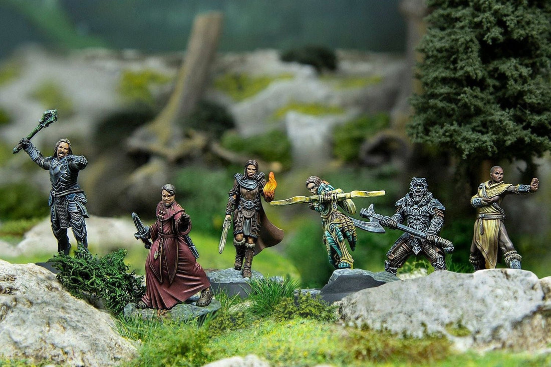 Figurines en jeu de rôle fantastique, représentant des personnages héroïques avec armures et armes, dans un décor naturel immersif.