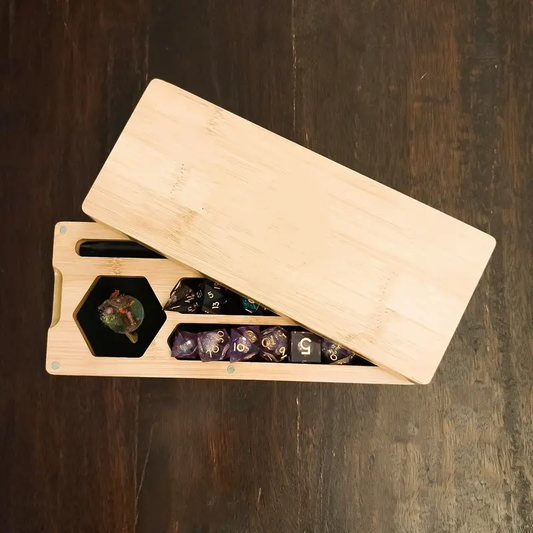 Boîte à dés en bois ouverte avec dés sur la piste, accessoire JDR Codex d'Aventure