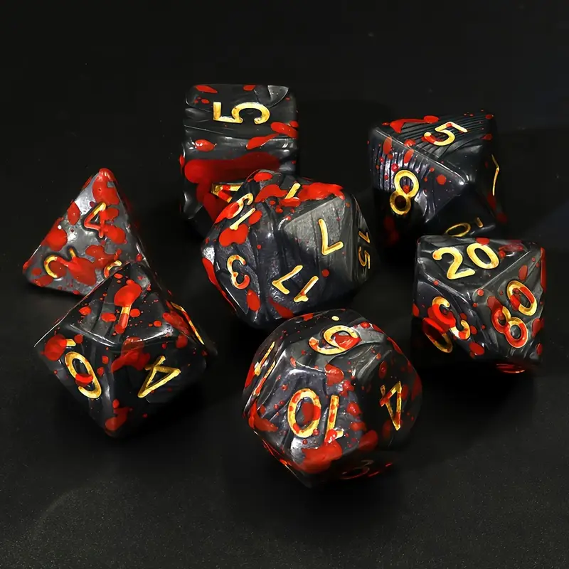 Set de 7 dés polyédriques de couleur noir marbre perlé, éclaboussés de peinture rouge imitant le sang. Les chiffres sont gravés en doré et le fond est noir.

