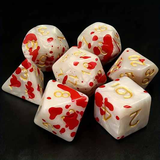 Set de 7 dés polyédriques de couleur os perlé, éclaboussés de peinture rouge imitant le sang. Les chiffres sont gravés en doré et le fond est noir.

