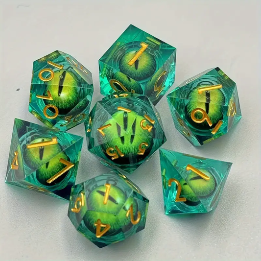 Set complet de 7 dés polyédriques pour JDR. Les dés sont en résine transparente verte et renferment un œil de dragon vert et jaune réaliste, sur fond blanc.

