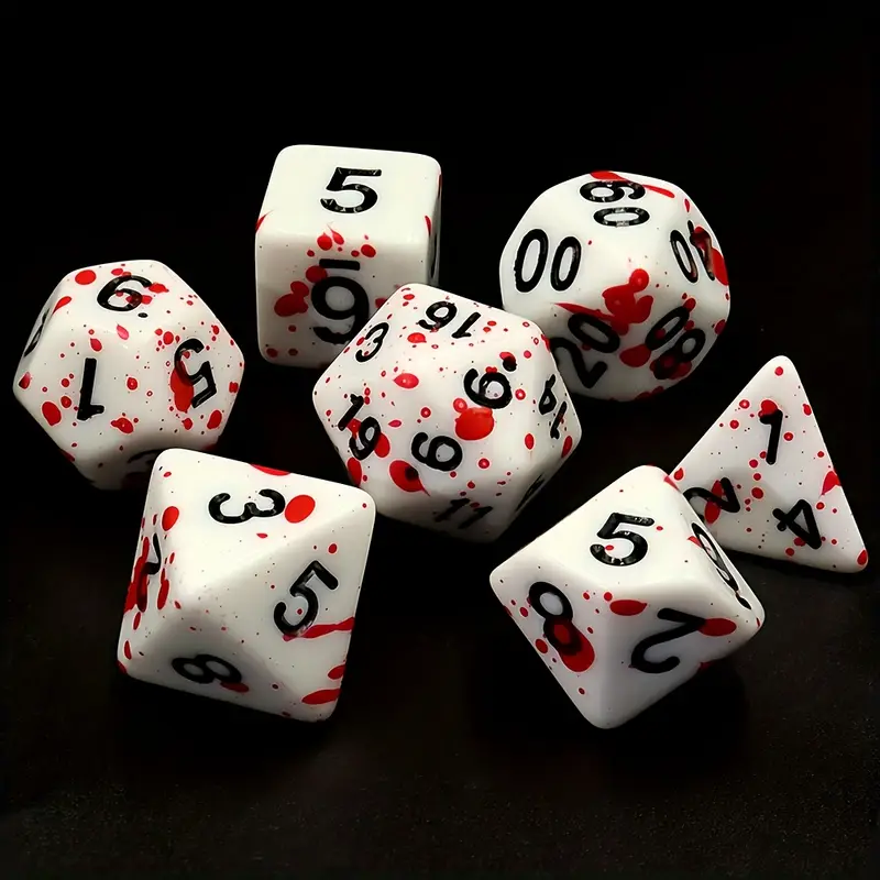 Set de 7 dés polyédriques de couleur os perlé, éclaboussés de peinture rouge imitant le sang. Les chiffres sont noirs en doré et le fond est blanc.

