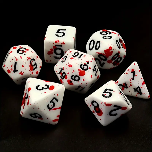 Set de 7 dés polyédriques de couleur os perlé, éclaboussés de peinture rouge imitant le sang. Les chiffres sont noirs en doré et le fond est blanc.

