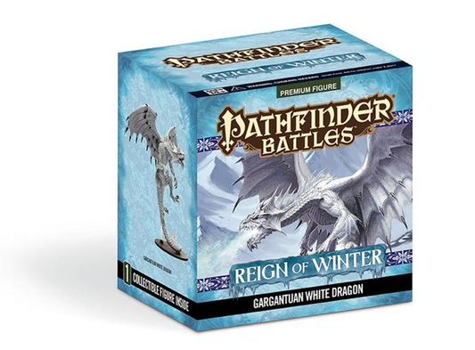 Figurine pré-peinte du Dragon Blanc Gargantuesque de Pathfinder Battles, posée sur un socle enneigé et dominant une miniature de personnage pour montrer son échelle imposante.

