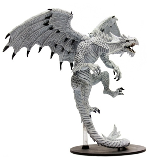Figurine pré-peinte du Dragon Blanc Gargantuesque de Pathfinder Battles, posée sur un socle enneigé et dominant une miniature de personnage pour montrer son échelle imposante.


